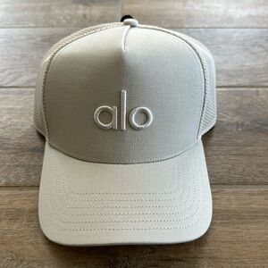 Alo Yoga District Trucker Hat (Bone)